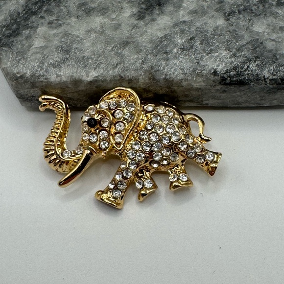 3/$15 Cute Sparkly Elephant Pin Brooch Gold-tone - Picture 3 of 6